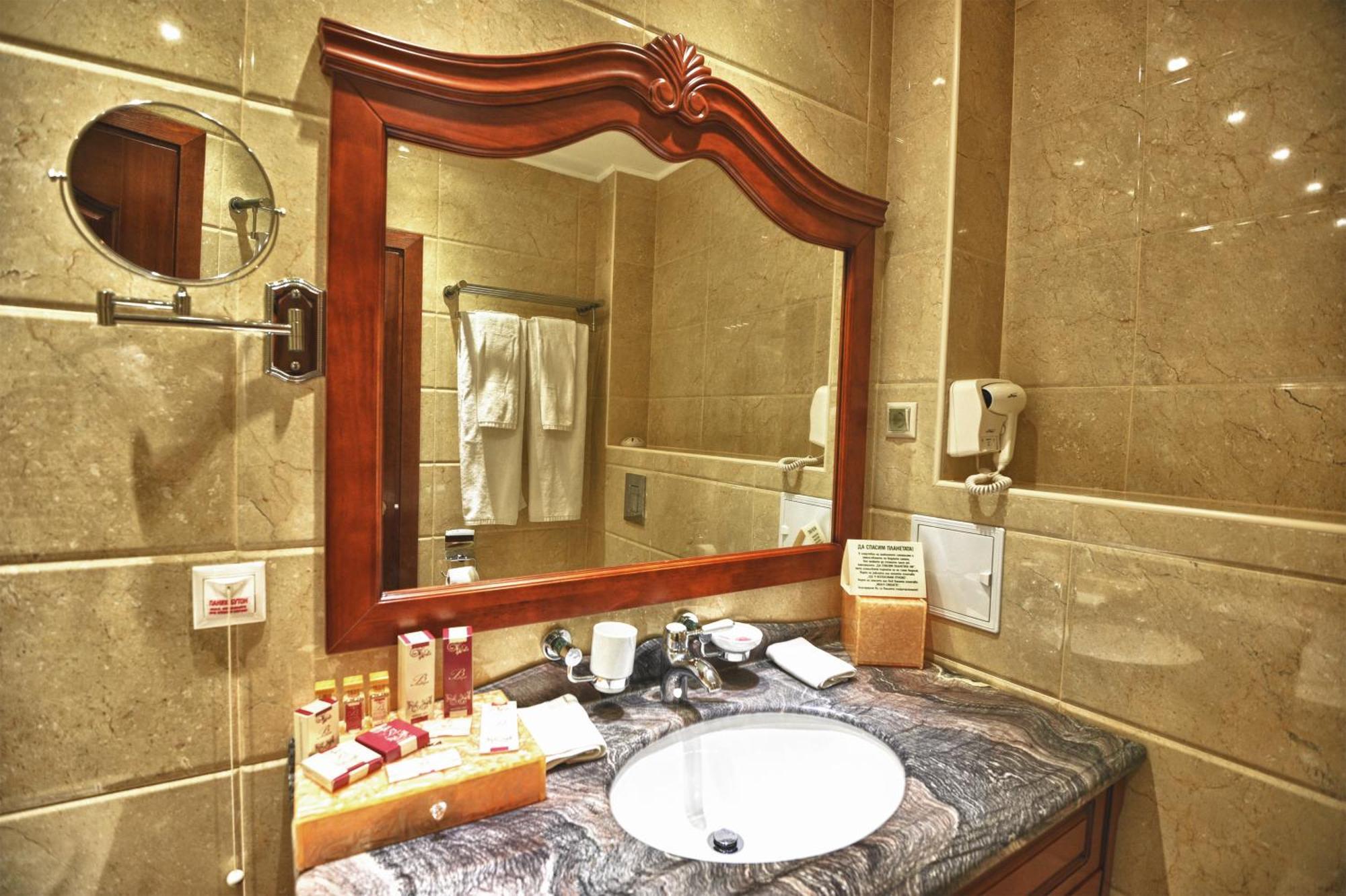 Park Hotel Stara Zagora Luaran gambar Bathroom mirror
