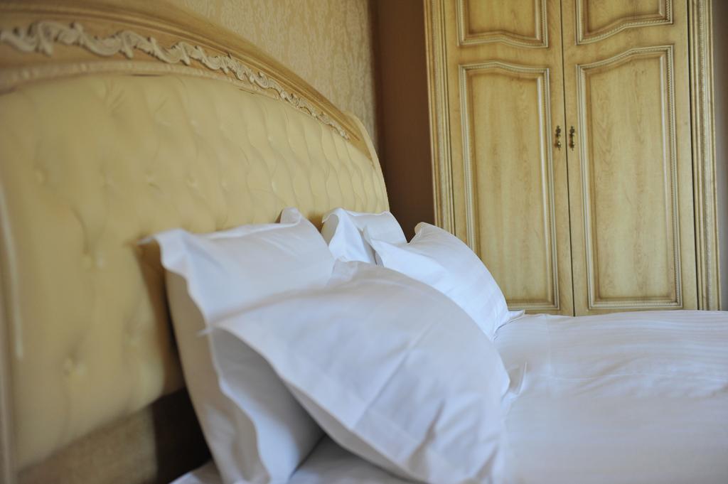 Park Hotel Stara Zagora Bilik gambar Pillows on a bed