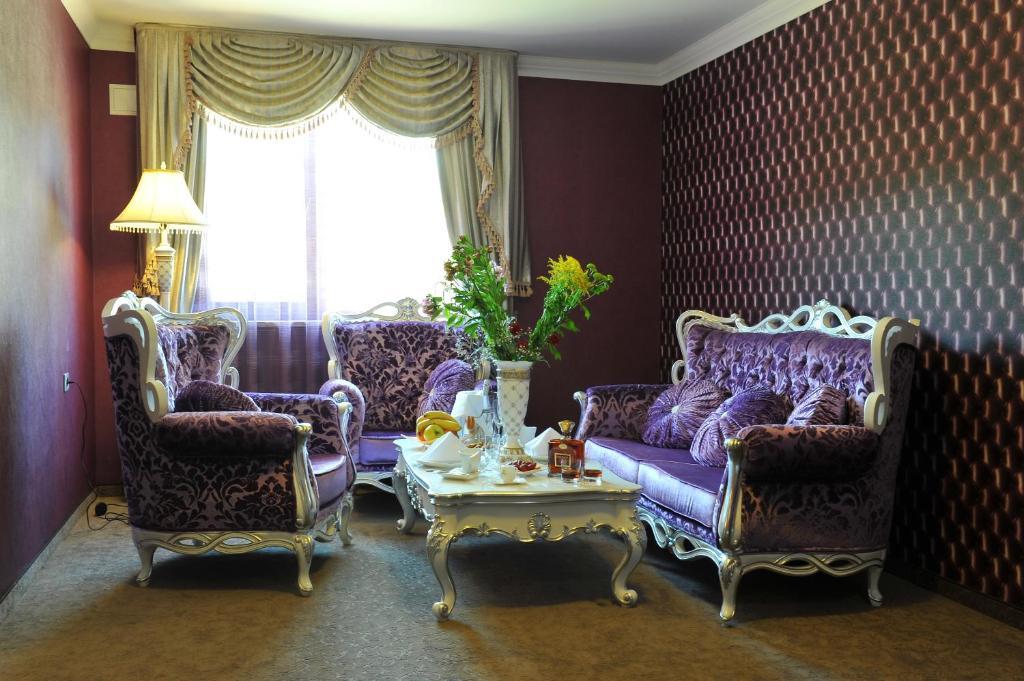 Park Hotel Stara Zagora Bilik gambar A living room in the hotel