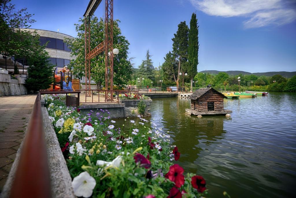 Park Hotel Stara Zagora Luaran gambar The lake of the town